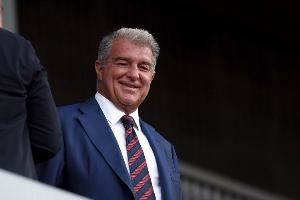 记者：拉波尔塔计划明年4月举行巴萨主席选举，并将参选寻求留任