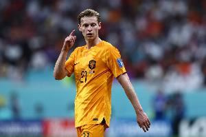 范巴斯滕：德容在荷兰几乎从不向前推进或转移球，这令人失望