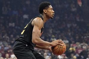 还是你稳定！亨特半场5中4&三分4中3拿全队最高11分 另有3板